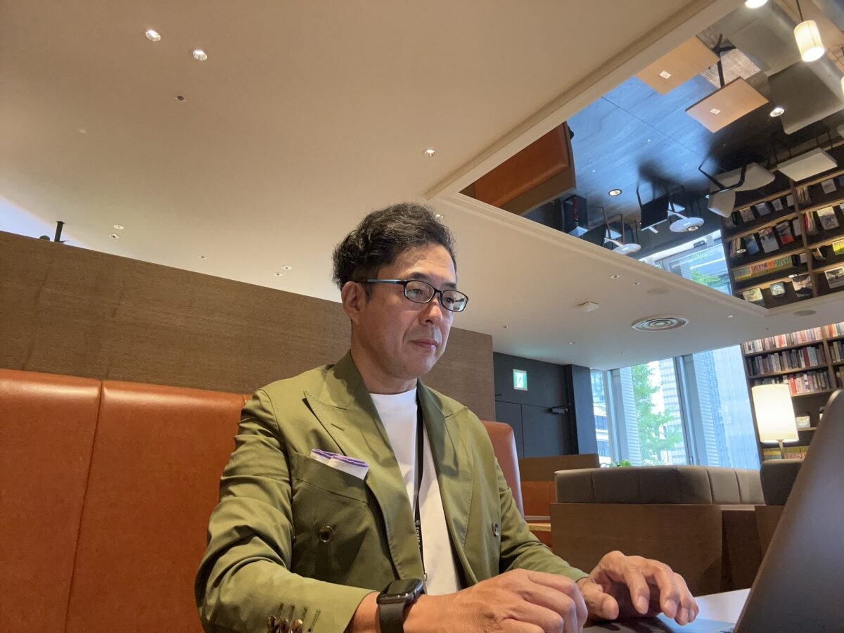ジャケット姿で打合せ中の和久井海十