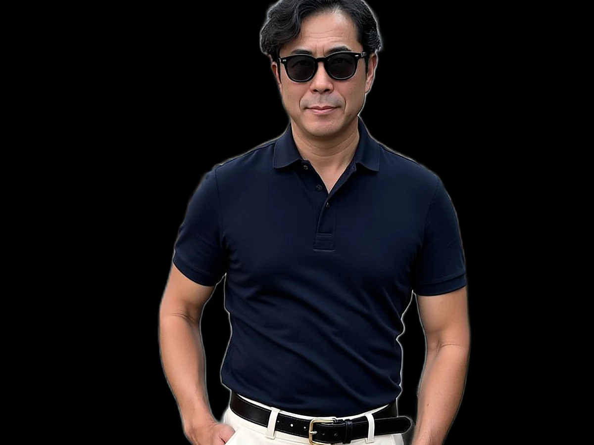 50代経営者が試打室でクラブの重さと振りやすさを確認する様子
