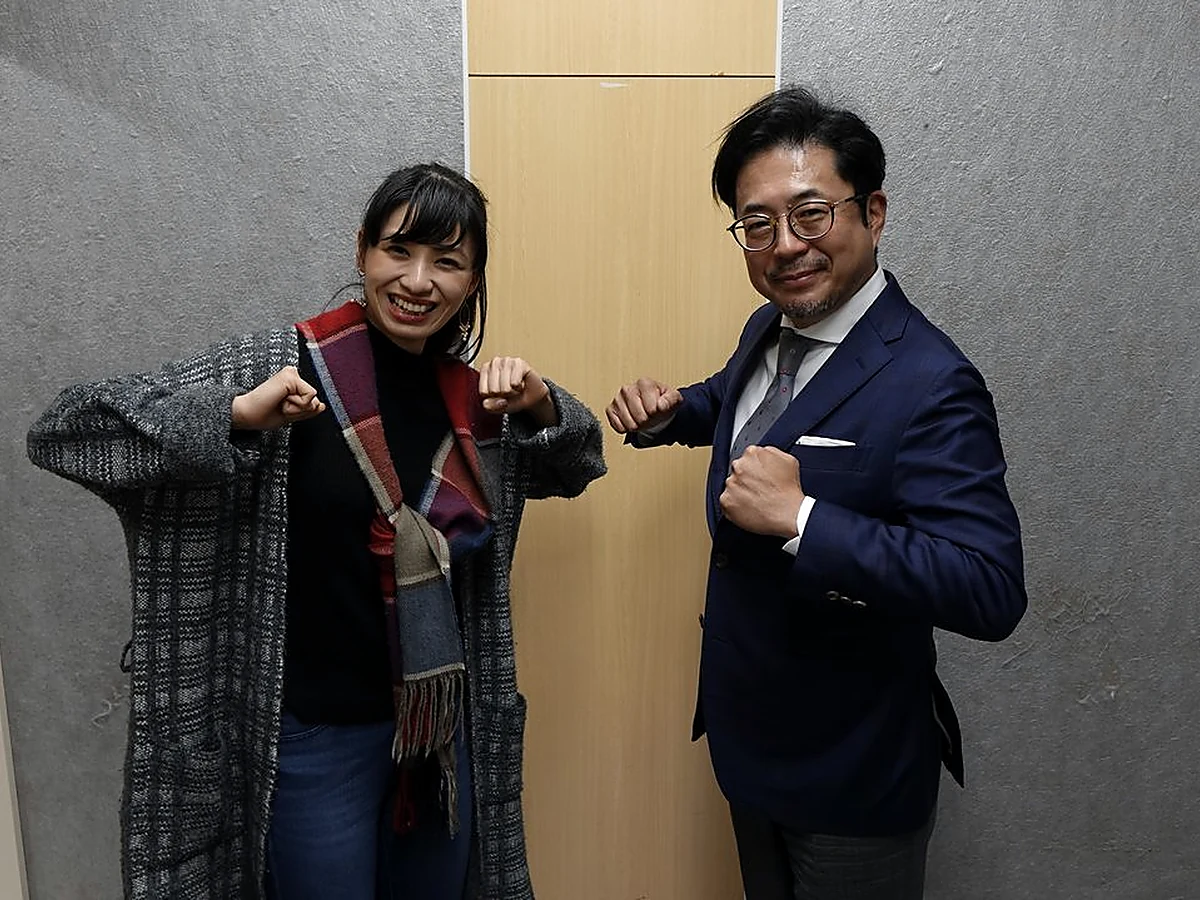 コンペ後に笑顔で握手する経営者と整えられたゴルフ装備